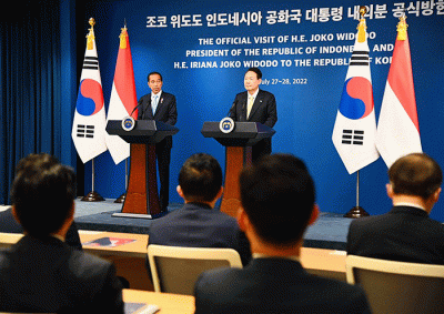 Presiden Joko Widodo menyampaikan pernyataan pers bersama Presiden Yoon Suk-yeol usai melakukan pertemuan bilateral, di Kantor Kepresidenan Yongsan.