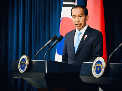 Presiden Joko Widodo menyampaikan pernyataan pers bersama Presiden Yoon Suk-yeol usai melakukan pertemuan bilateral, di Kantor Kepresidenan Yongsan.