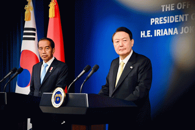 Presiden Joko Widodo menyampaikan pernyataan pers bersama Presiden Yoon Suk-yeol usai melakukan pertemuan bilateral, di Kantor Kepresidenan Yongsan.
