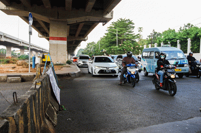 Suasana Jembatan Kapin usai ditutup permanen di Pondok Kelapa, Jakarta Timur, Kamis (28/7/2022).