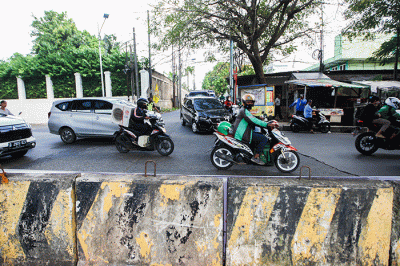 Suasana Jembatan Kapin usai ditutup permanen di Pondok Kelapa, Jakarta Timur, Kamis (28/7/2022).