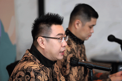 Committee Chair of MDRT Day Indonesia 2022 Kennedy Sumarlie (kanan) berbincang dengan Country Chair MDRT Indonesia Dedy Setio saat MDRT Day Indonesia 2022.