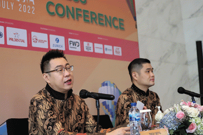 Committee Chair of MDRT Day Indonesia 2022 Kennedy Sumarlie (kanan) berbincang dengan Country Chair MDRT Indonesia Dedy Setio saat MDRT Day Indonesia 2022.