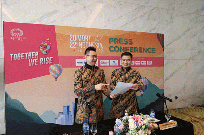 Committee Chair of MDRT Day Indonesia 2022 Kennedy Sumarlie (kanan) berbincang dengan Country Chair MDRT Indonesia Dedy Setio saat MDRT Day Indonesia 2022.