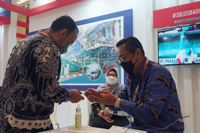 Petugas memberikan penjelasan kepada pengunjung dalam Forum Kapasitas Nasional (Forkapnas) 2022, di Jakarta Convention Center, Jakarta, Rabu (27/7/2022).