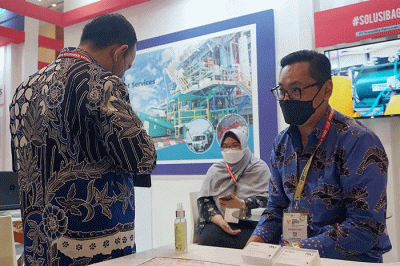 Petugas memberikan penjelasan kepada pengunjung dalam Forum Kapasitas Nasional (Forkapnas) 2022, di Jakarta Convention Center, Jakarta, Rabu (27/7/2022).
