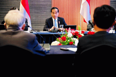 Mengawali kunjungannya di Korea Selatan, Presiden Joko Widodo menghadiri pertemuan dengan CEO perusahaan-perusahaan Korea Selatan di Lotte Hotel.