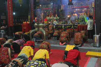 Sejumlah umat Tri Dharma mengikuti upacara bersama dan parade kesenian memperingati kedatangan Yang Suci Sam Poo Tay Djien ke-617.