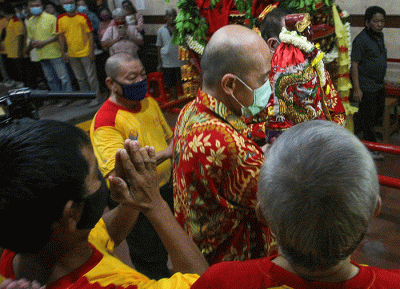 Sejumlah umat Tri Dharma mengikuti upacara bersama dan parade kesenian memperingati kedatangan Yang Suci Sam Poo Tay Djien ke-617.