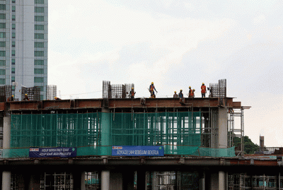 Pekerja menyelesaikan pembangunan gedung sarana olahrgaa di Kawasan GBK, Jakarta, Jumat (29/7/2022).