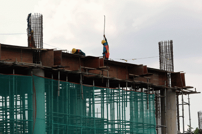 Pekerja menyelesaikan pembangunan gedung sarana olahrgaa di Kawasan GBK, Jakarta, Jumat (29/7/2022).