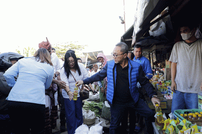 Menteri Perdagangan Zulkifli Hasan memantau harga dan ketersediaan barang kebutuhan pokok (bapok) di Pasar Kasih Naikoten, Kupang, Nusa Tenggara Timur.