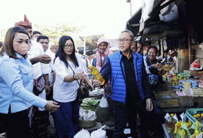 Menteri Perdagangan Zulkifli Hasan memantau harga dan ketersediaan barang kebutuhan pokok (bapok) di Pasar Kasih Naikoten, Kupang, Nusa Tenggara Timur.