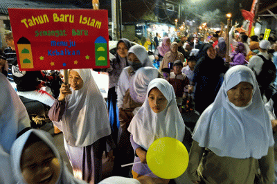 Warga dan sejumlah anak-anak mengikuti pawai obor menyambut tahun baru Islam 1 Muharam 1444 Hijriah di Kawasan Palmerah, Jakarta Barat, Jumat (29/7/2022).