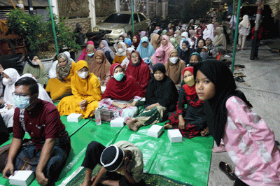 Warga menggelar acara menyambut Tahun Baru Islam 1444 Hijriah di Masjid Nurussalam Serdang Kemayoran, Jakarta, Sabtu (30/1/2022).