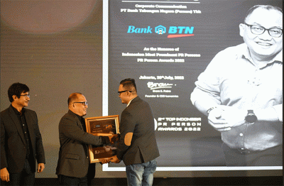Head of Corporate Communication PT Bank Tabungan Negara (Persero) Tbk Dody Agoeng menerima penghargaan PR Indonesia  Award 2022 di Jakarta.