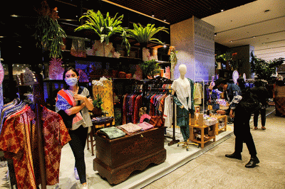 Suasana pengunjung pusat perbelanjaan di kawasan Jakarta Selatan, Senin (1/8/2022).