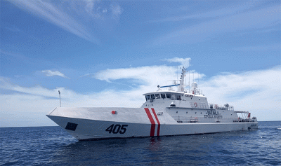 Unsur Patroli Bakamla RI KN Ular Laut-405 dan RHIB-8706 yang tergabung dalam tim SAR gabungan melanjutkan pencarian seorang nelayan Person On Board (POB).
