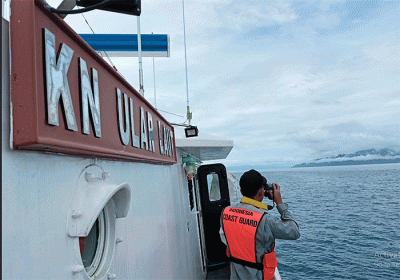 Unsur Patroli Bakamla RI KN Ular Laut-405 dan RHIB-8706 yang tergabung dalam tim SAR gabungan melanjutkan pencarian seorang nelayan Person On Board (POB).