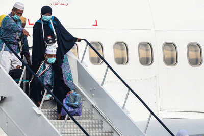 Sebanyak 450 jamaah haji dan pendamping kloter pertama asal Sumsel, Debarkasi Palembang tiba di Bandara Internasional Sultan Mahmud Badaruddin II Palembang.