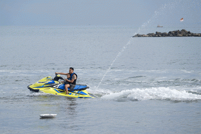 Sejumlah warga menikmati libur akhir pekan di Pantai Akkarena, Makassar, Minggu (31/7/2022).