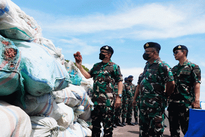 TNI AL berhasil menggagalkan penyelundupan 320 koli terumbu karang merah senilai Rp2,5 miliar di pelabuhan Biringkassi Kabupaten Kepulauan Pangkep.