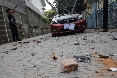 Garis polisi terpasang di sekitar lokasi robohnya salah satu tembok proyek revitalisasi Gelanggang Olah Raga (GOR) Mampang di Pela Mampang, Jakarta Selatan.