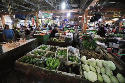 Suasana aktivitas jual beli di Pasar Kecapi, Kota Bekasi, Jawa Barat, Selasa (2/8/2022).
