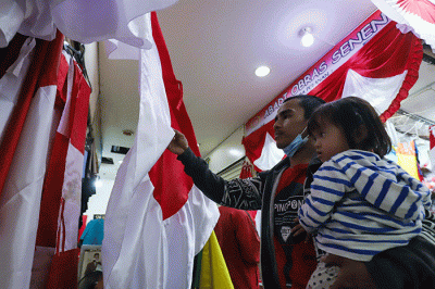 Pembeli memilih bendera merah putih yang dijual pada salah satu toko di Pasar Senen, Jakarta Pusat, Selasa (2/8/2022).