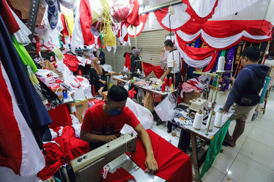 Pembeli memilih bendera merah putih yang dijual pada salah satu toko di Pasar Senen, Jakarta Pusat, Selasa (2/8/2022).