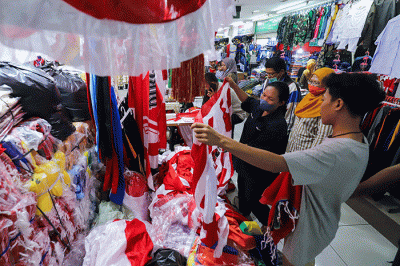 Pembeli memilih bendera merah putih yang dijual pada salah satu toko di Pasar Senen, Jakarta Pusat, Selasa (2/8/2022).
