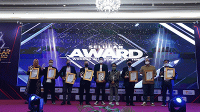 Vice President Corporate Communication Telkomsel Saki H. Bramono (kiri) menerima penghargaan di ajang The 19th Annual Selular Award 2022 di Jakarta.