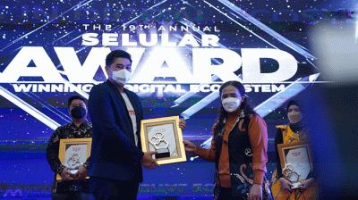 Vice President Corporate Communication Telkomsel Saki H. Bramono (kiri) menerima penghargaan di ajang The 19th Annual Selular Award 2022 di Jakarta.