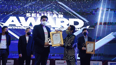 Vice President Corporate Communication Telkomsel Saki H. Bramono (kiri) menerima penghargaan di ajang The 19th Annual Selular Award 2022 di Jakarta.