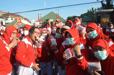Pemkot Semarang membagikan 4.577 kue merah putih kepada 4.577 peserta apel HUT ke-77 Kemerdekaan RI di depan Balai Kota Semarang, Jawa Tengah, Jumat (5/8/2022).