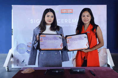 CEO PT Nusantara Sarana Outlet Valencia Tanoesoedibjo (kiri) dan CEO PT Sumber Indah Lestari (Dan+Dan) Vania Losito (kanan) saat penandatanganan kerja sama.