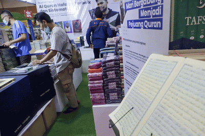 Pengunjung melihat koleksi buku yang dipamerkan pada ajang Islamic Book Fair (IBF) 2022 di Jakarta Convention Center (JCC) Senayan, Jakarta, Sabtu (6/8/2022).