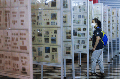 Pengunjung melihat koleksi kartu pos masa lalu pada Pameran Filateli Tingkat Dunia (World Stamp Championship - Indonesia 2022) di JIExpo Kemayoran.