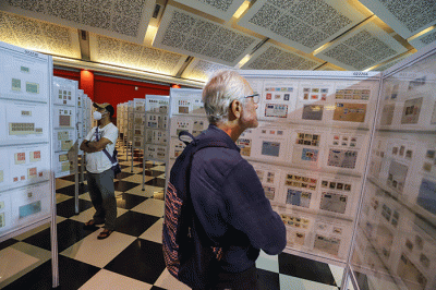 Pengunjung melihat koleksi kartu pos masa lalu pada Pameran Filateli Tingkat Dunia (World Stamp Championship - Indonesia 2022) di JIExpo Kemayoran.