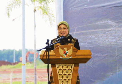 Menteri Ketenagakerjaan Ida Fauziyah, melakukan peletakan batu pertama pembangunan Anjungan SIAPkerja di Kawasan Industri Terpadu Batang (KITB) Jawa Tengah.