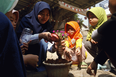 Perwakilan MNC Peduli (kanan) menyerahkan bantuan berupa peralatan perpustakaan kepada pendiri Rumah Baca Krukut Rahmi di Depok, Jawa Barat, Minggu (7/8/2022).