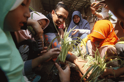Perwakilan MNC Peduli (kanan) menyerahkan bantuan berupa peralatan perpustakaan kepada pendiri Rumah Baca Krukut Rahmi di Depok, Jawa Barat, Minggu (7/8/2022).