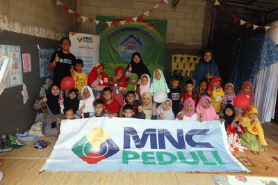 Perwakilan MNC Peduli (kanan) menyerahkan bantuan berupa peralatan perpustakaan kepada pendiri Rumah Baca Krukut Rahmi di Depok, Jawa Barat, Minggu (7/8/2022).