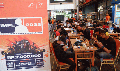 Peserta mengikuti ajang Liga PlayerUnknown's Battlegrounds (PUBG) di Mal Ratu Indah (MaRI), Kota Makassar, Sabtu (6/8/2022).