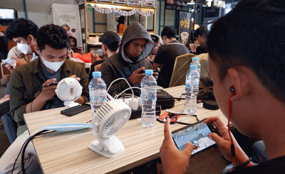 Peserta mengikuti ajang Liga PlayerUnknown's Battlegrounds (PUBG) di Mal Ratu Indah (MaRI), Kota Makassar, Sabtu (6/8/2022).