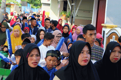Dalam memeriahkan 10 Muharam 1444 H warga pulau Panggang, Kepulauan Seribu Utara, Provinsi DKI Jakarta berkeliling kampung  bersama anak yatim, Senin (8/8/2022)