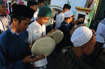 Dalam memeriahkan 10 Muharam 1444 H warga pulau Panggang, Kepulauan Seribu Utara, Provinsi DKI Jakarta berkeliling kampung  bersama anak yatim, Senin (8/8/2022)