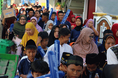 Dalam memeriahkan 10 Muharam 1444 H warga pulau Panggang, Kepulauan Seribu Utara, Provinsi DKI Jakarta berkeliling kampung  bersama anak yatim, Senin (8/8/2022)