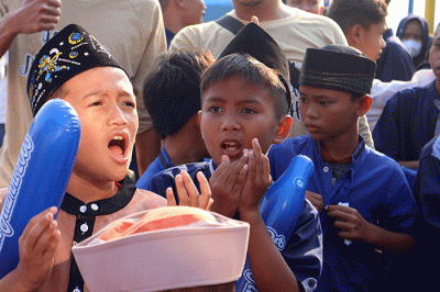 Dalam memeriahkan 10 Muharam 1444 H warga pulau Panggang, Kepulauan Seribu Utara, Provinsi DKI Jakarta berkeliling kampung  bersama anak yatim, Senin (8/8/2022)