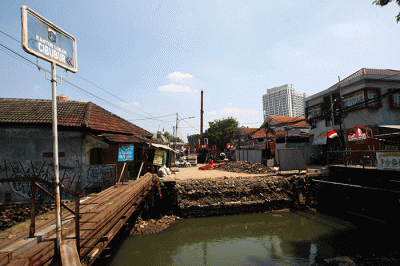 Warga melihat progres revitalisasi Jembatan Cibubur di Jalan Lapangan Tembak, Jakarta Timur, Senin (8/8/2022).